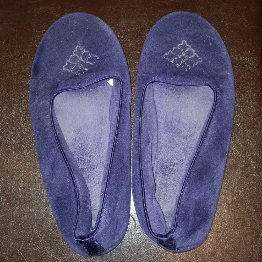 Womens well worn blue closed toe fleece slippers